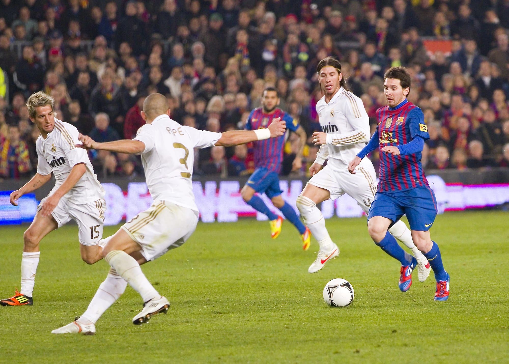 Lionel Messi dribler sig frem mod Pepe i El Clásico 2012